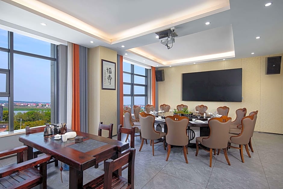 Microtel Miluo Downtown Hotel