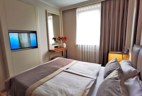 Double Room with Queen Bed