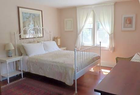 Queen Room with Garden View