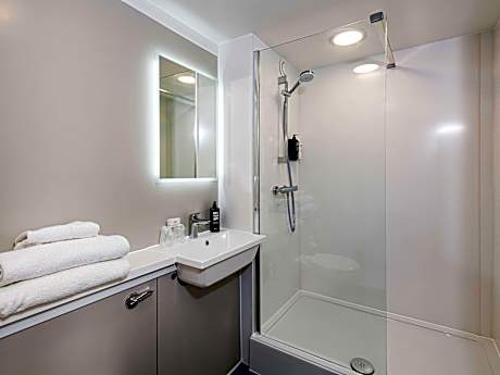 Twin room with 2 single beds