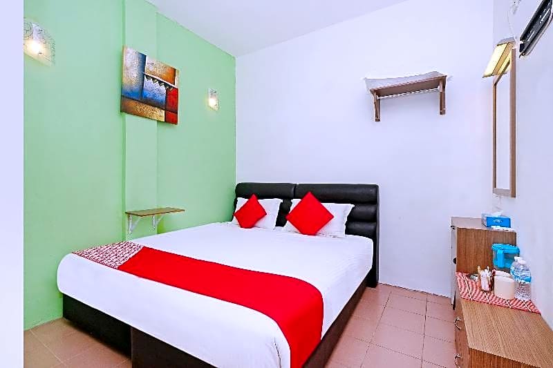 OYO 850 Gold Star Hotel