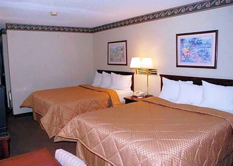 Photo 1 of 2 of 2 Queen Beds, Smoking