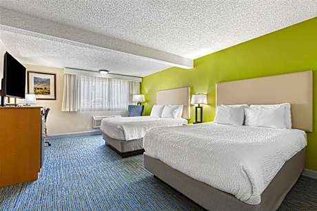 Family Suite with Three Queen Beds - Non-Smoking