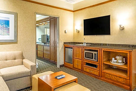 1 King Bed Suite Nonsmoking Accessible