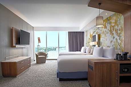 Larged, Guest room, 2 Queen, Sofa bed, City view