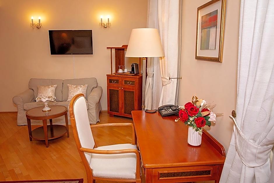 FLEUR DE LIS HOTEL