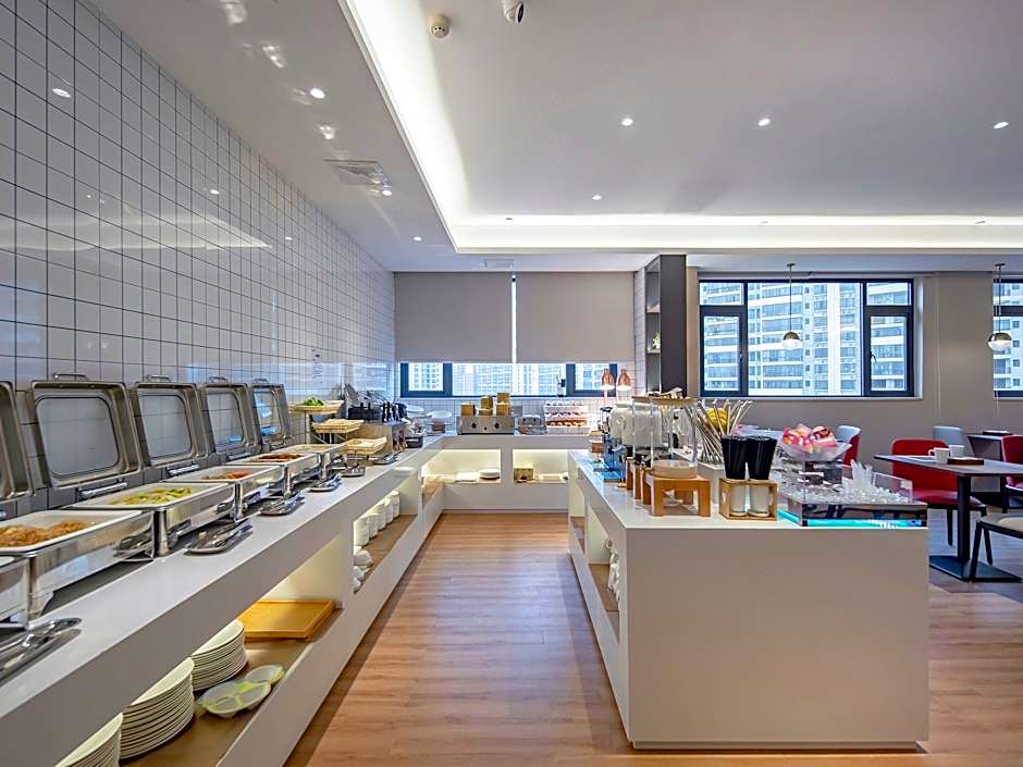 Borrman Hotel Guigang Macaojiang Park High-speed Railway Station