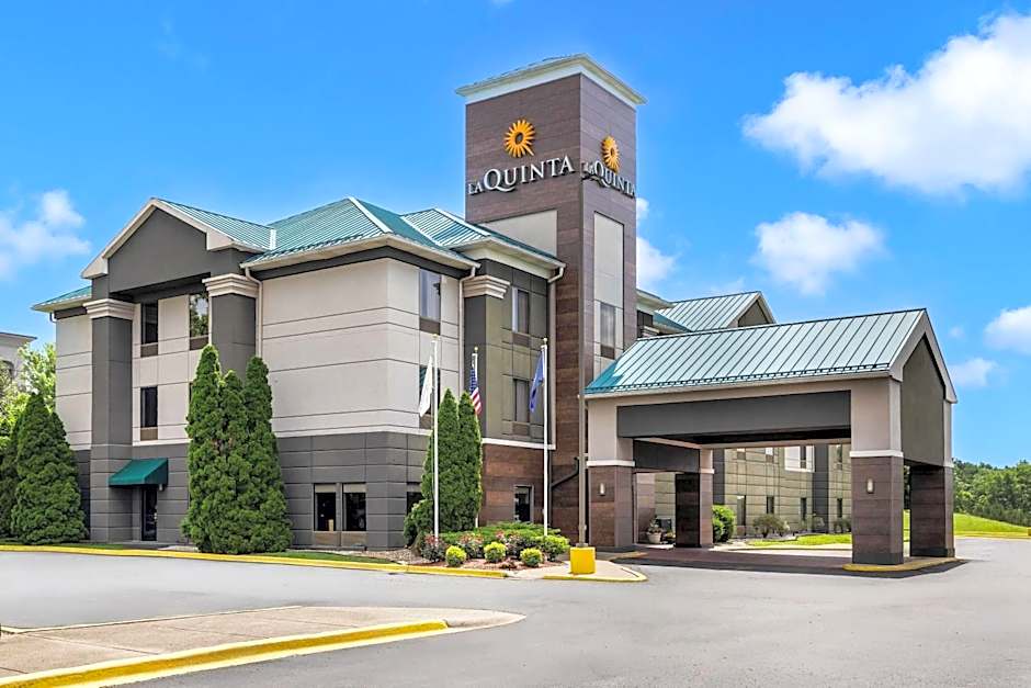 La Quinta Inn & Suites by Wyndham Louisville East