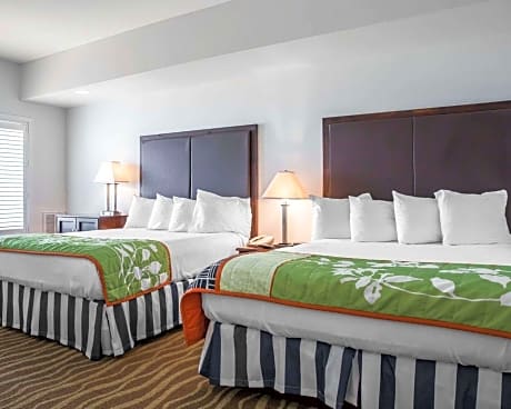 2 Queen Beds, Suite, Nonsmoking