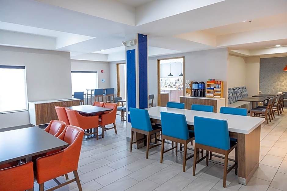 Holiday Inn Express and Suites Wichita Airport By IHG
