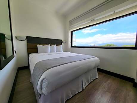 Familiar Suite 1 Queen Bed + 1 Full Bed