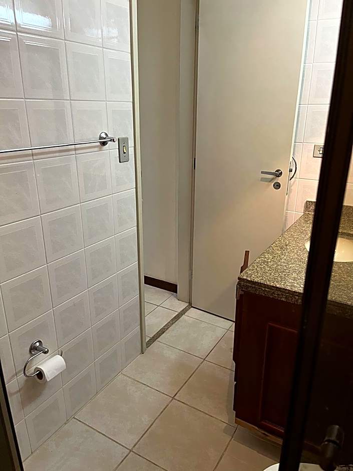 RIVIERA: M6 PRAÇA DAS ARTES 24 Duplex, Perto da Praia, Vista para as Piscinas, 3Dorms+Sala Íntima, 2½Banh, 2Gar, Ar+Ventiladores, Wi-Fi, Tela de Proteção, Varanda com Churrasqueira Ecológica, até 8-9Hóspedes