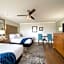 456 Embarcadero Inn & Suites