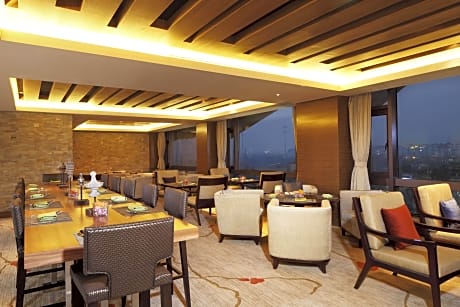 Suite Deluxe King Bed