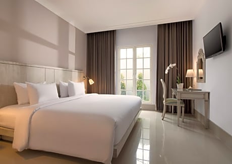 Deluxe King Room with Balcony