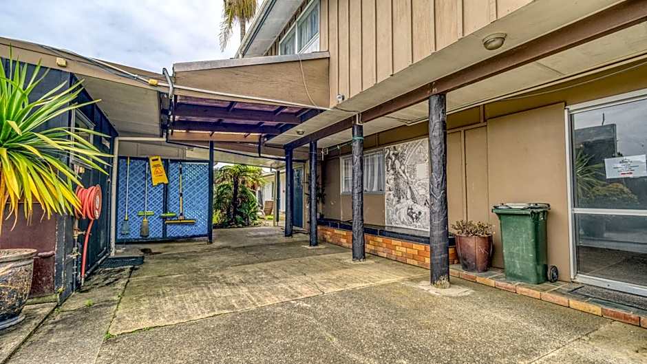 Beachcomber Lodge & Backpacker