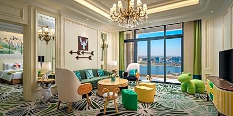 One-Bedroom King Suite with Kid Bed - Kids Theme