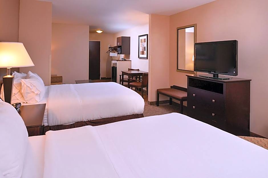 Holiday Inn Express & Suites Fairmont By IHG