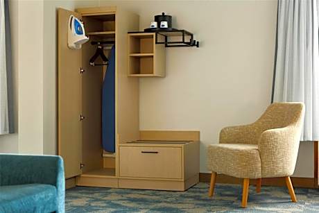 Non-Smoking Queen Study with Sofa Bed