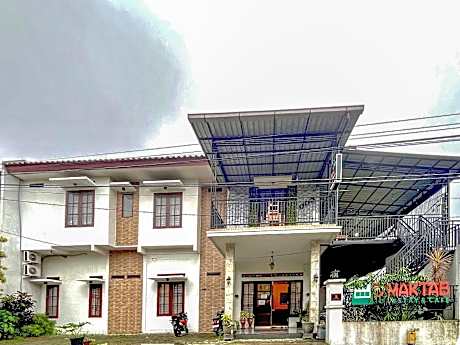 D Maktab Homestay Syariah Mitra RedDoorz near Soekarno Hatta Street Malang