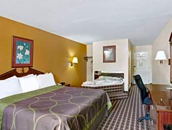 Photo 1 of 4 of 1 King Bed Suite, Jetted Tub