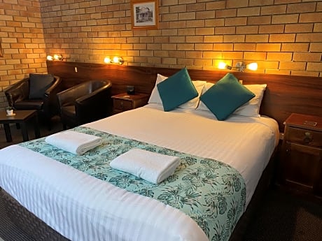 Standard Queen Room with One Queen Bed