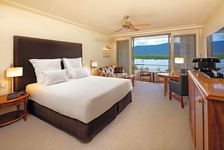 Premium Deluxe King Room with Water View and Single Spa with free self-parking & one drink voucher