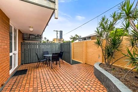 Queen Townhouse Apartment with Single Bed - Non-Smoking