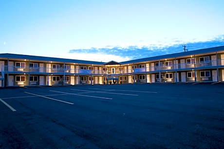 Shoreside Inn & Suites