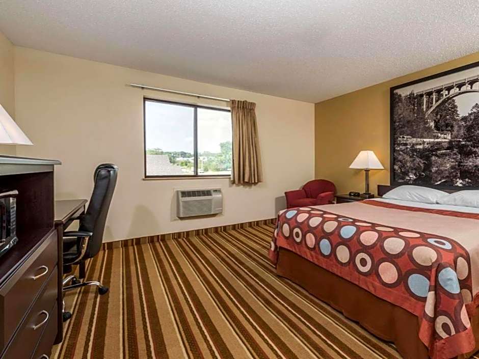 Super 8 by Wyndham Franklin/Middletown Area
