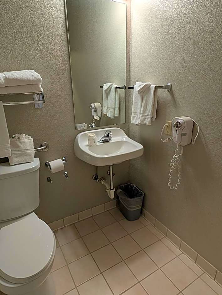 Days Inn & Suites by Wyndham Castle Rock