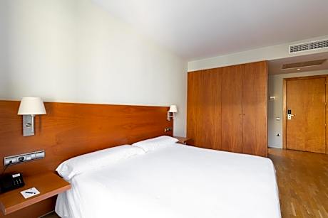 Double or Twin Room (1-2 Adults)