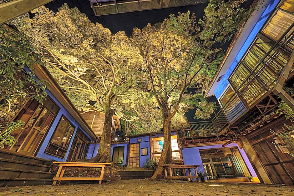 泊まれる廃墟 ぐんじょう