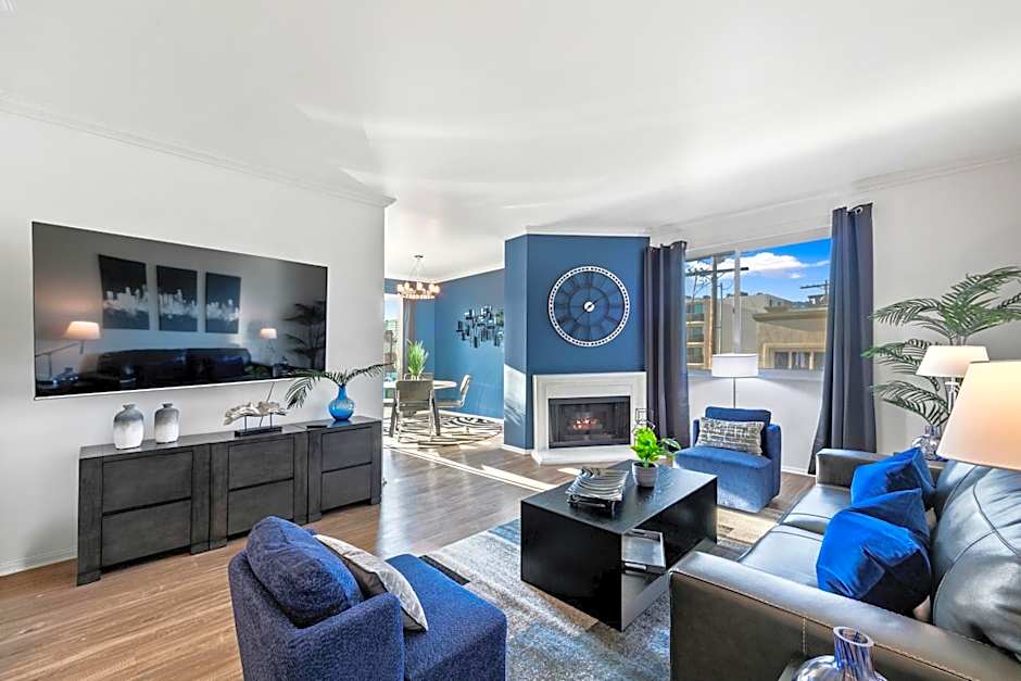 Beverly Hills Penthouse 2 BR Apt with Parking 407