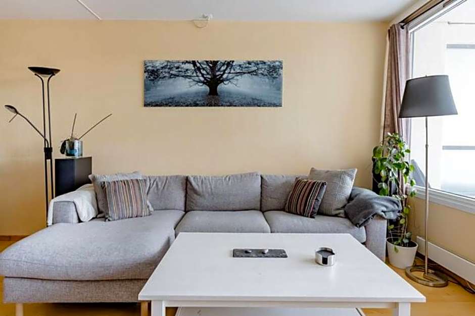 Calm and tidy room in apartment, 14min train ride to city center