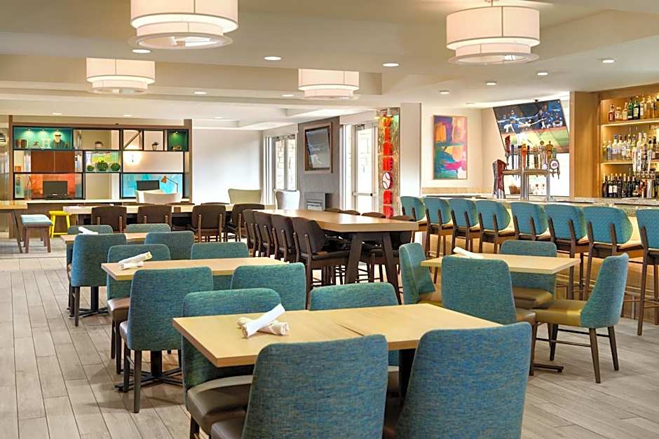 Holiday Inn & Suites Oakland - Airport by IHG