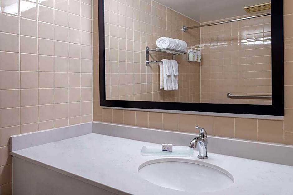 Ramada by Wyndham Thunder Bay Airlane Hotel