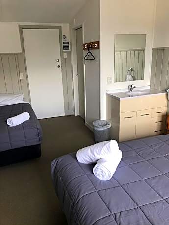 Queen Room with 1 Queen Bed and 1 Single