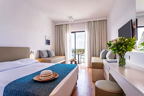 Triple Room with Sea View