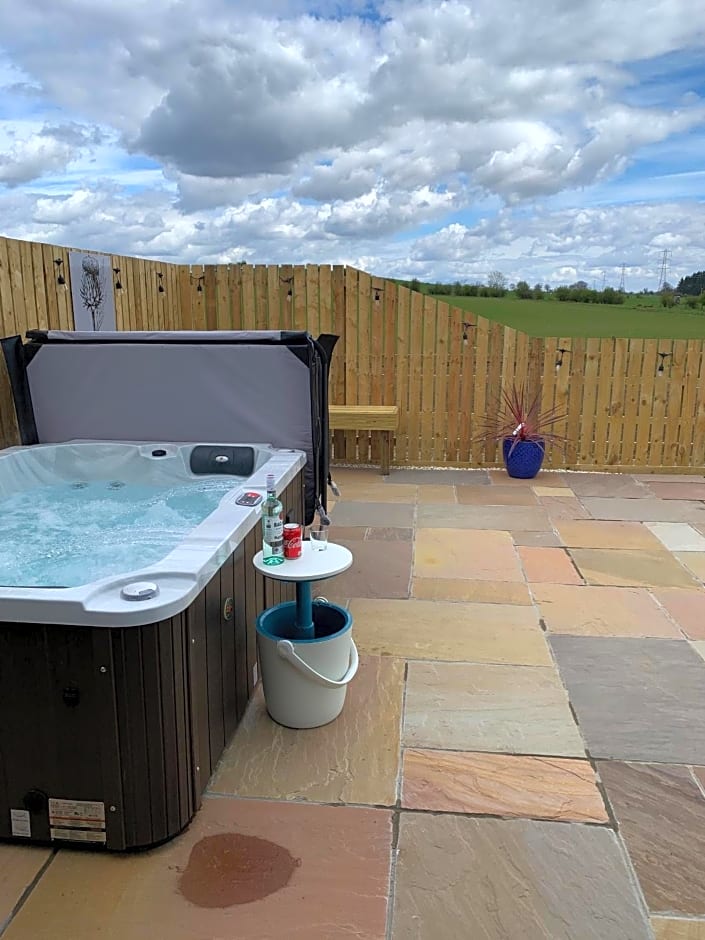 Thistle Pod Farm Stay with Hottub Sleeps 2