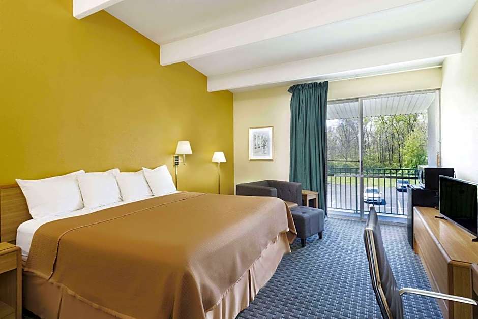 Howard Johnson by Wyndham Newburgh