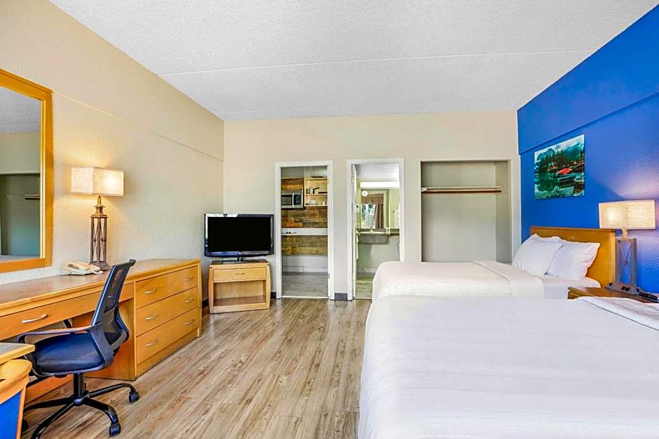 Days Inn by Wyndham Golden