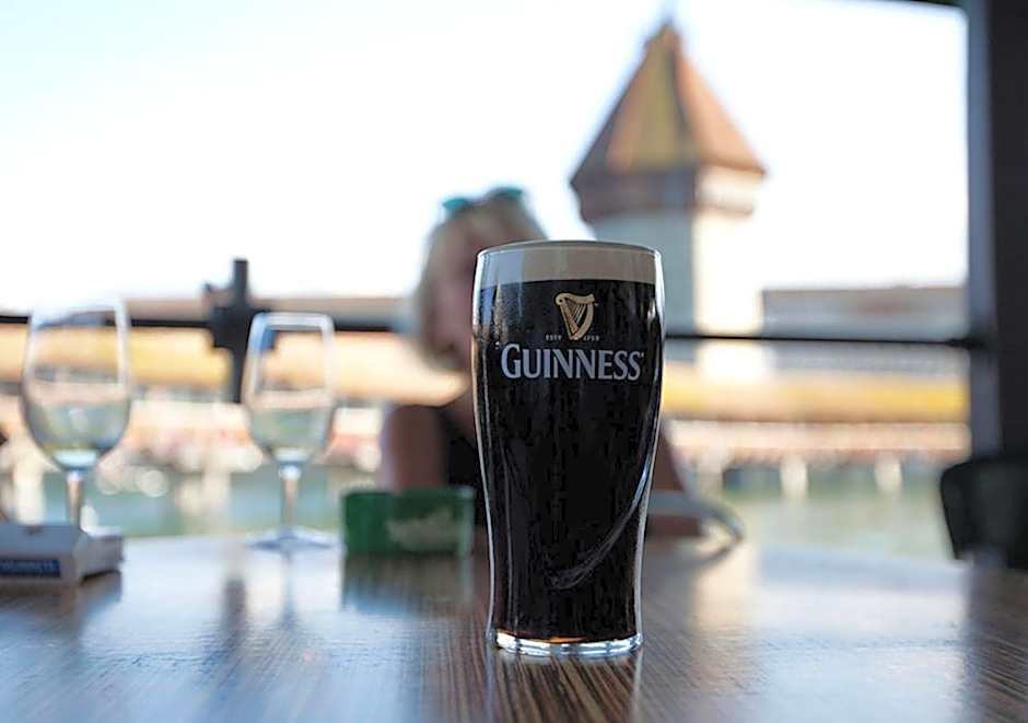 Hotel Pickwick and Pub "the room with a view"