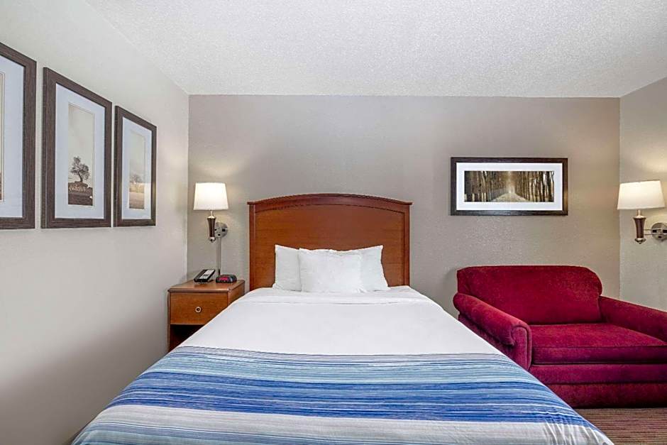 AmericInn by Wyndham Dickinson