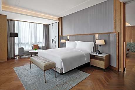 Executive King Suite with City View - Club Lounge Access