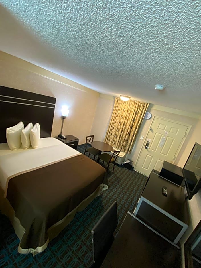 Deluxe Inn - Fayetteville I-95