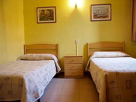 Basic Triple Room with Shared Bathroom