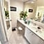 Beautiful penthouse condo with stunning views of both ocean and city