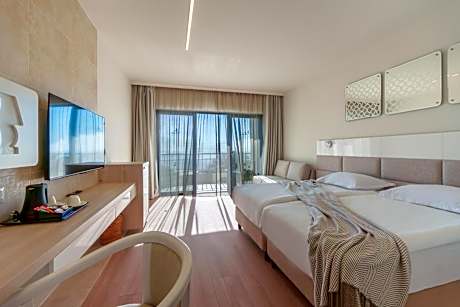 Deluxe Double or Twin Room with Sea View