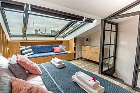 Superior Apartment with Fireplace and Castle View